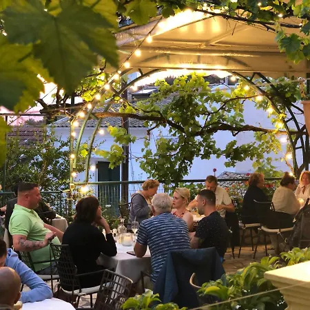 Sebastian's - Family Sea View